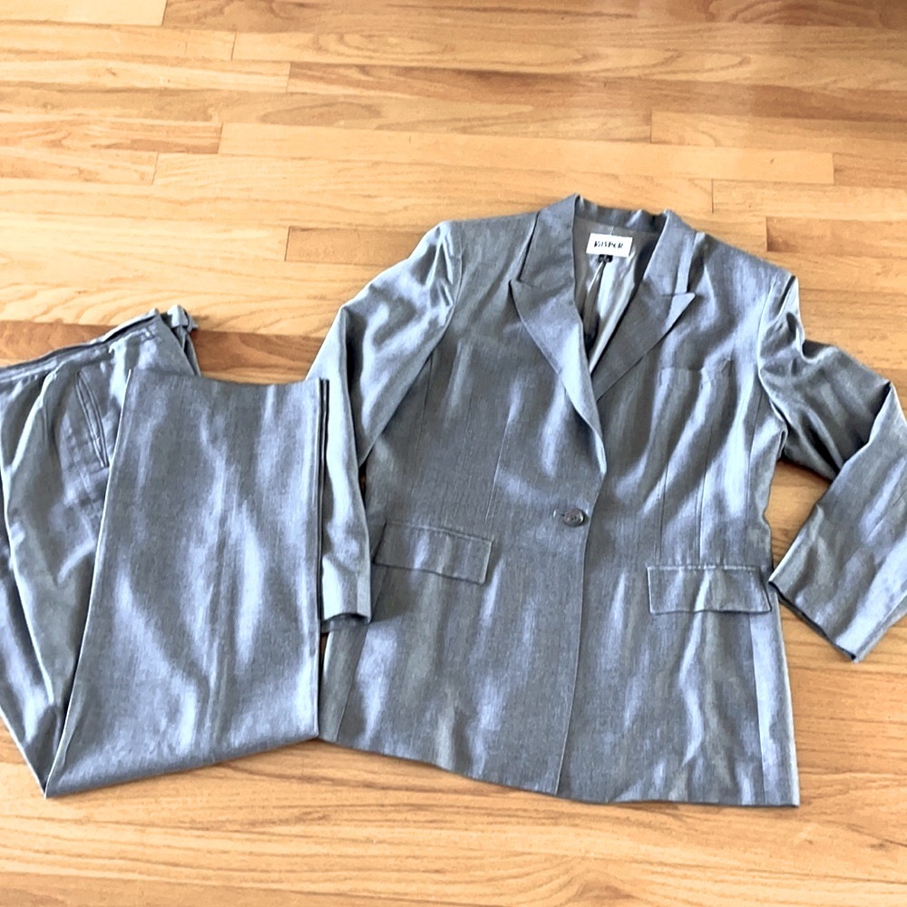 Kasper Women’s pant suit, silver grey, lined sz16.